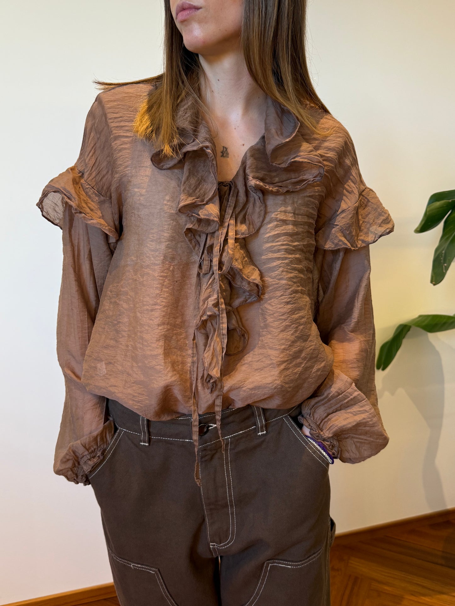 BLUSA CON ROUCHES