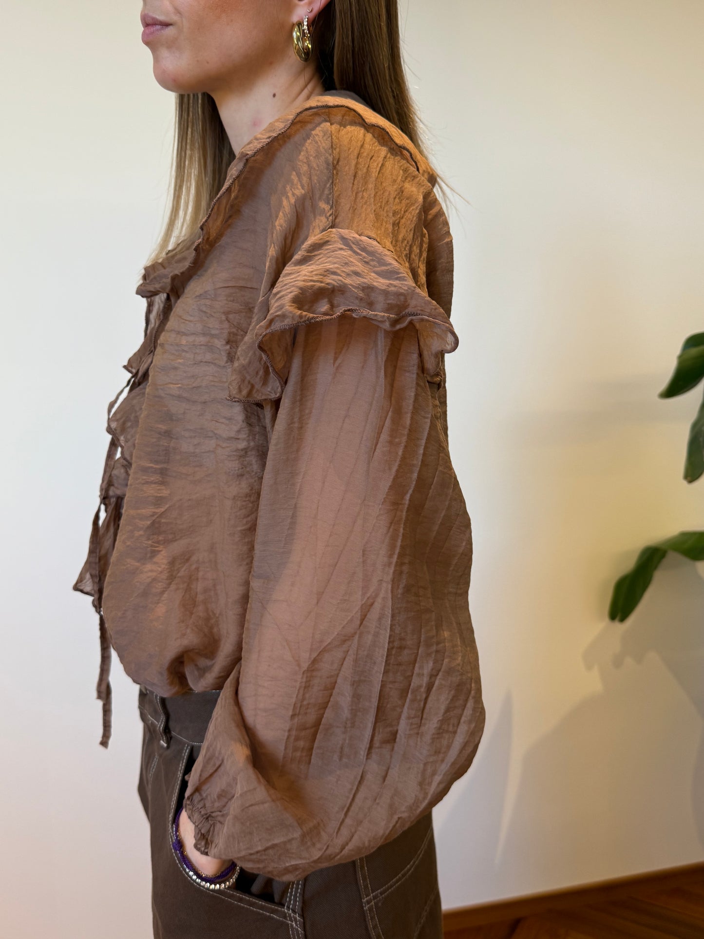 BLUSA CON ROUCHES