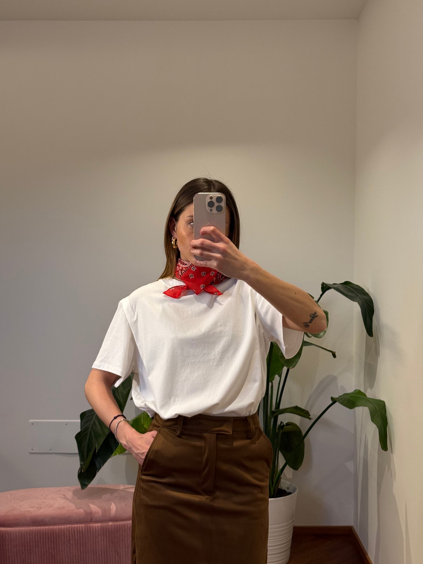 T-SHIRT CON FOULARD