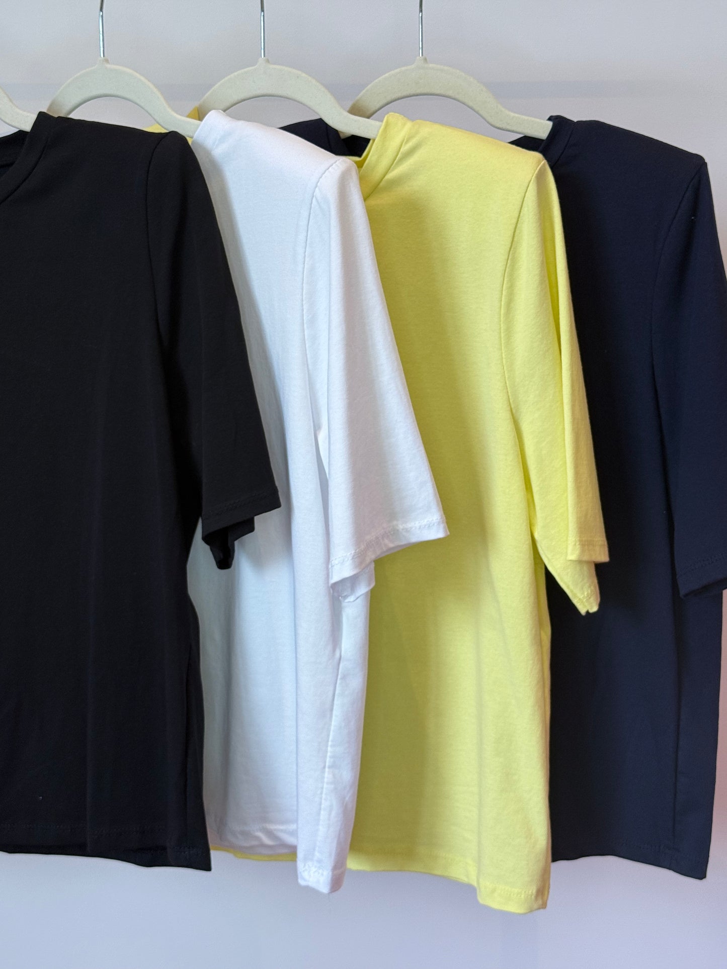 T-SHIRT CON SPALLINE