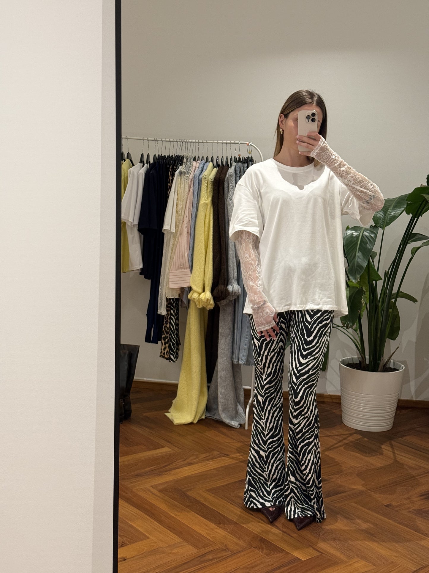 T-SHIRT CON MANICOTTO IN PIZZO