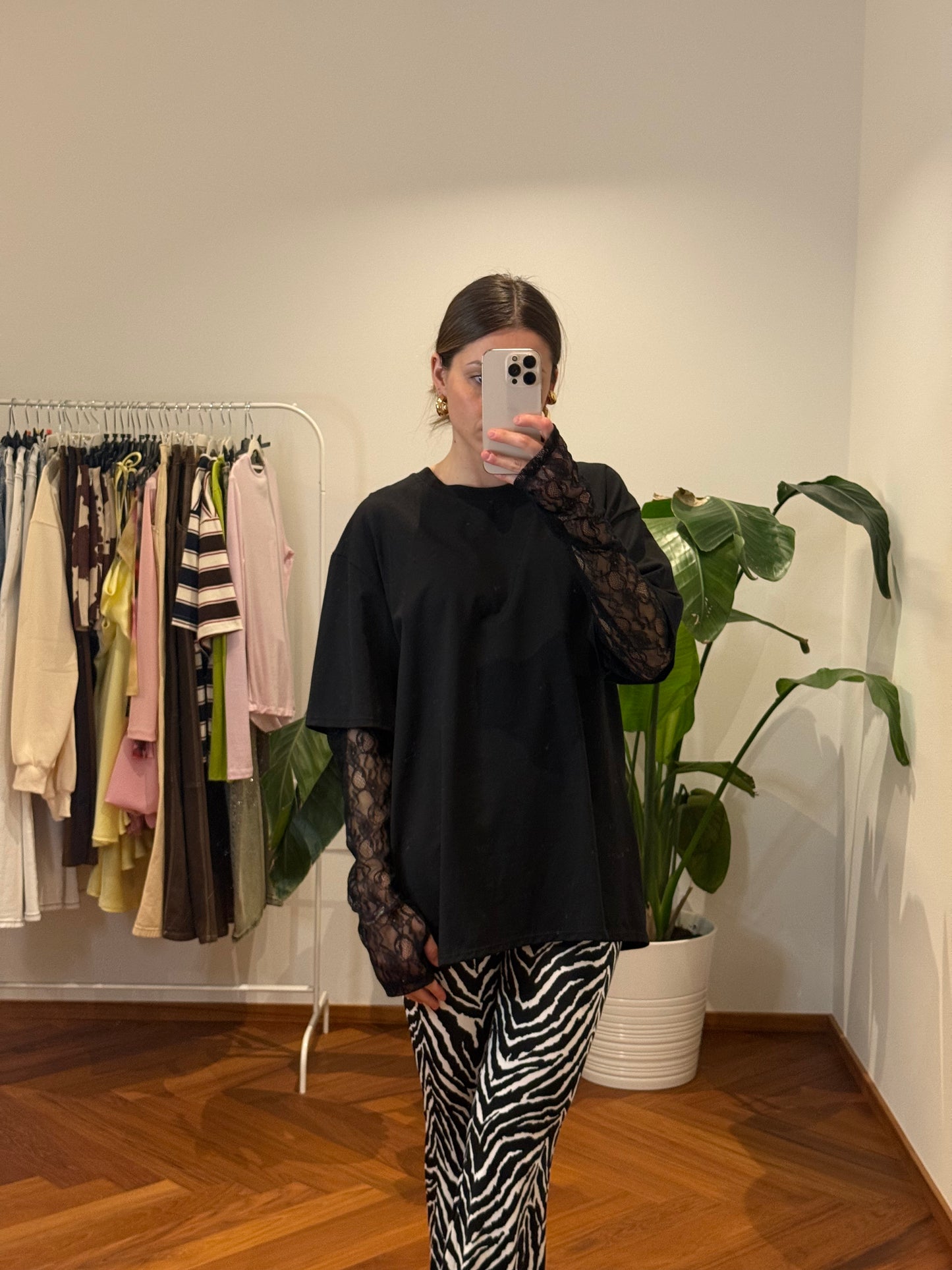 T-SHIRT CON MANICOTTO IN PIZZO