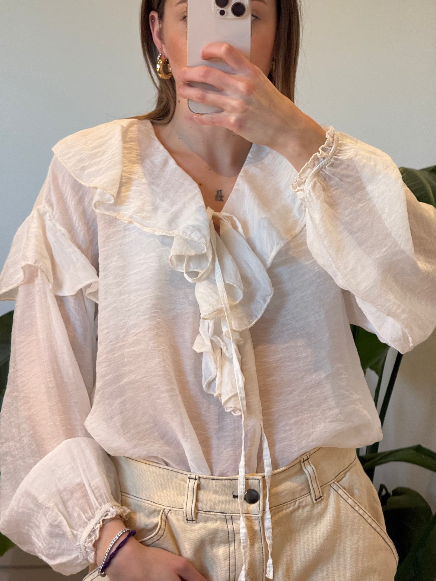 BLUSA CON ROUCHES