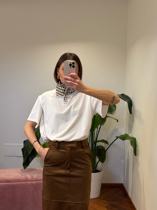 T-SHIRT CON FOULARD