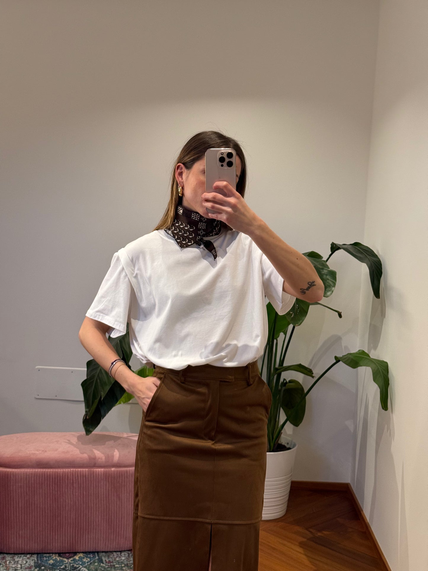 T-SHIRT CON FOULARD