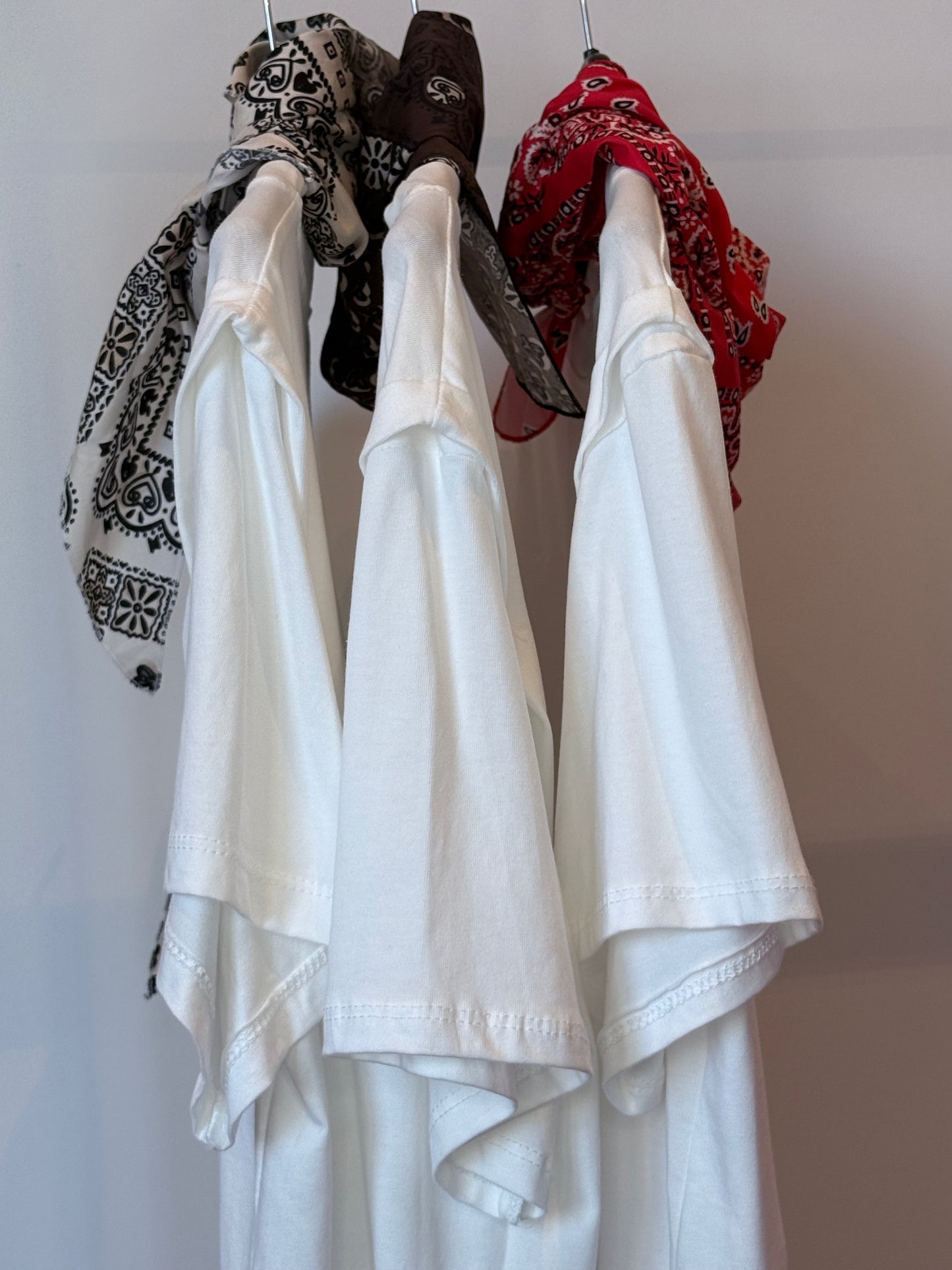 T-SHIRT CON FOULARD