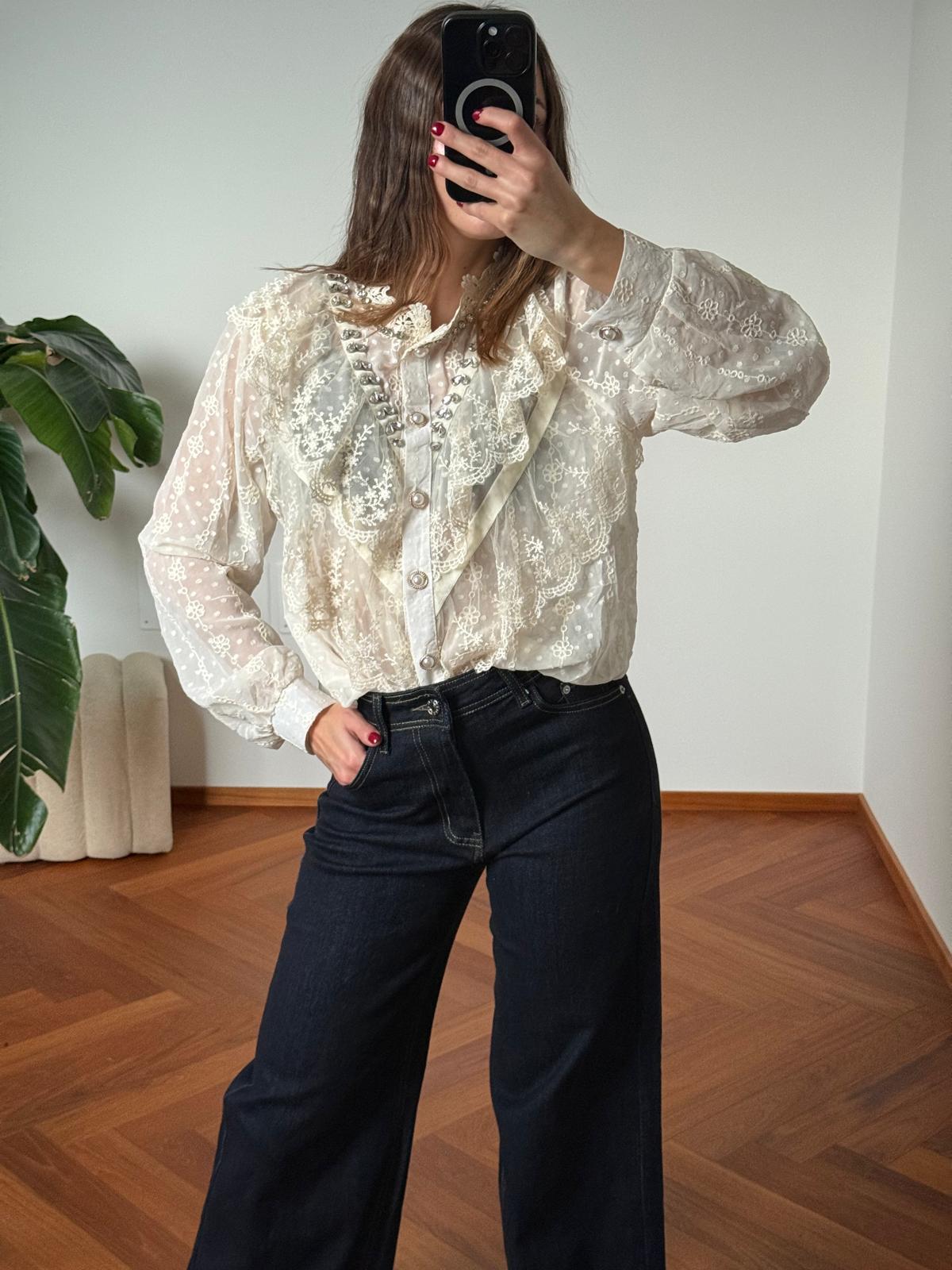 CAMICIA IN PIZZO CON BIJOUX