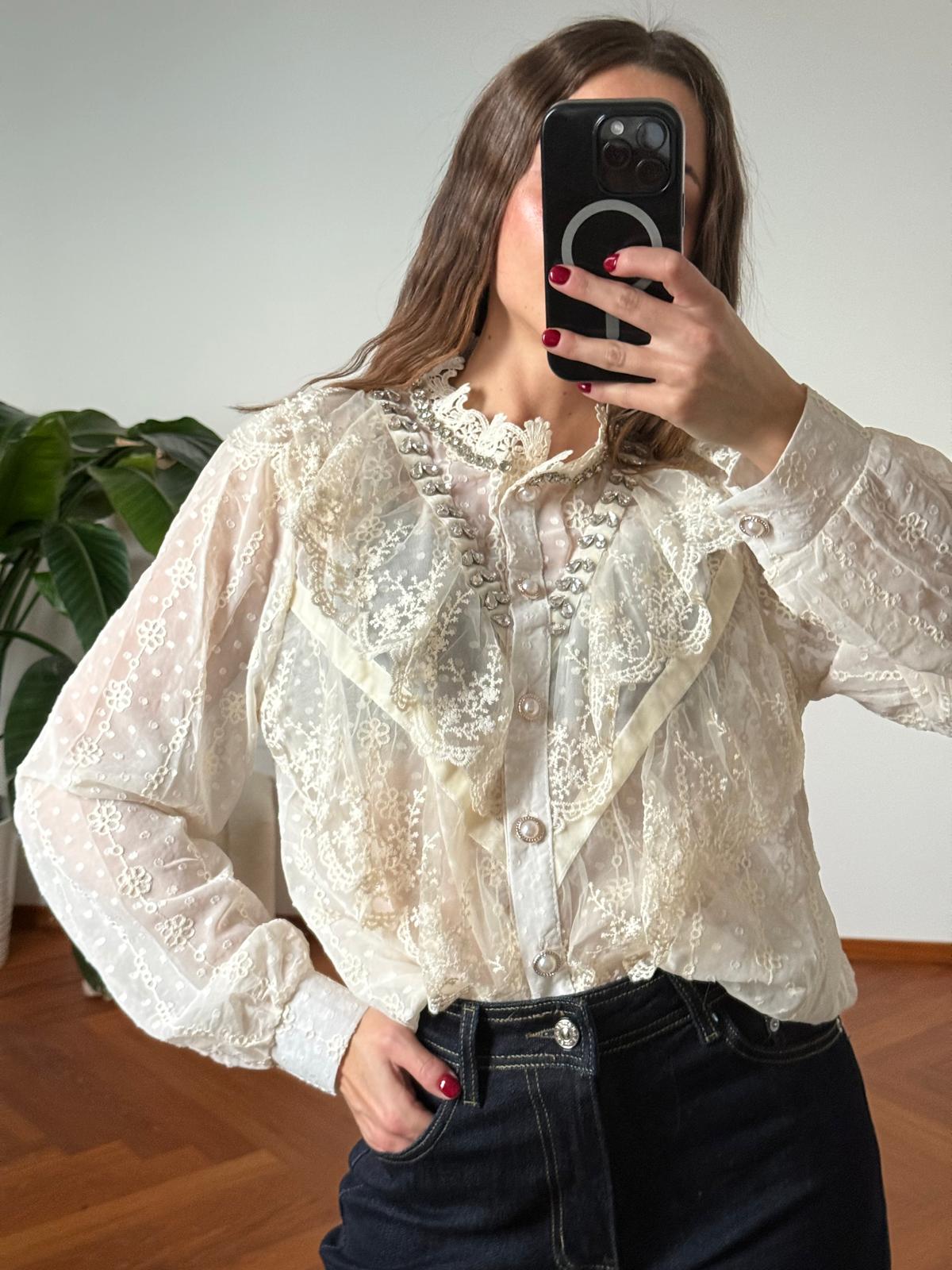 CAMICIA IN PIZZO CON BIJOUX